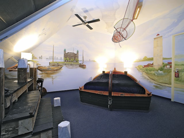 In our newest theme room, you will find yourself in a typical Dutch port landscape.