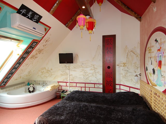 In this theme room, the entire decoration is based on impressive China.